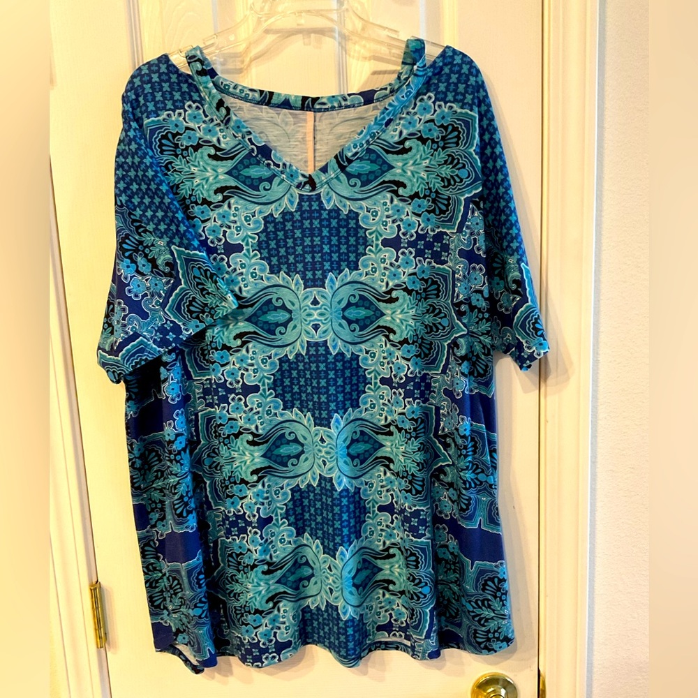 Unsized, looks like 3x. Vibrant blue cold shoulder.